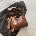 Bolso tipo cubo vintage marrón en cuero sintético con pañuelo y correa de hombro - Marrón