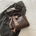 Bolso tipo cubo en cuero marrón oscuro con pañuelo decorativo y correa ajustable - Marrón