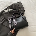 Elegante bolso tipo cubo en cuero sintético negro con pañuelo y logotipo - Negro