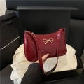 Bolso baguette de charol rojo con lazo dorado en una caja de regalo de lujo - Rojo