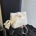 Weiße Eimertasche aus PU-Leder mit Seidenschal-Griff und Holzverschluss-Dekor - Weiß