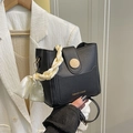 Borsa a secchiello nera minimalista con manico in seta e fibbia decorativa in legno - Nero