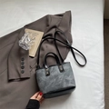 Bolso cubo de lona gris y cuero negro con remaches dorados y correa ajustable - Marrón Oscuro