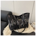 Detail der bunten Zickzack-Stickerei und des Logo-Schilds auf schwarzer Tote Bag - Schwarz