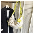 Borsa a mezzaluna in nylon beige con tracolla arricciata giallo neon e ciondolo a fiore - Bianco (Con Ciondolo a Fiore)