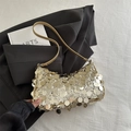 Borsa sottobraccio chic in paillettes color oro champagne con finitura metallica lucida - Oro