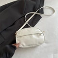 Sac bandoulière ovale blanc minimaliste en cuir PU brillant avec poche zippée - Blanc