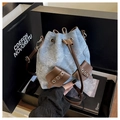 Secchiello in denim azzurro con finiture in pelle marrone e chiusura a coulisse - Blu