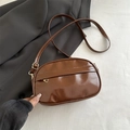 Sac bandoulière coquille marron chic en similicuir brillant avec bandoulière réglable - Marron