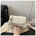 Détail du sac à bandoulière plissé blanc crème avec une breloque pelucheuse - Avec Charme / Blanc