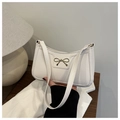 Detalle del bolso medialuna de PU blanco con lazo dorado y una correa de hombro delgada - Blanco