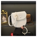 Detalle de bolso de silla en cuero blanco con cierre de solapa y correa fina ajustable - Blanco