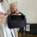 Schicke schwarze Handtasche aus Strukturstoff mit Goldschnalle, von Model gehalten - Schwarz