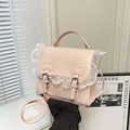 Sac à bandoulière rose chic avec bords en dentelle et nœuds en pose de main élégante - Rose sans foulard en soie