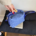 Blaue Denim Umhängetasche mit Punkt-Jacquard-Muster und lila Lederriemendetails - Blau