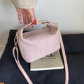 Hellrosa Stoff-Handtasche mit Jacquard-Punkten und goldenen Metallbeschlägen - Rosa