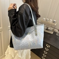 Borsa tote trapuntata celeste con ricamo a onde e spalline sottili indossata a spalla - Blu Senza Ciondolo