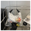 Detail van witte geplooide handtas met strikprint en gebreide bloemenhanger - Wit (Met Hanger)