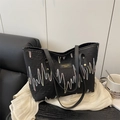 Grande borsa tote in tela nera con ricamo a onde colorate e manici in pelle - Nero senza Ciondolo