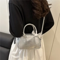 Borsa Boston argento minimalista con motivi a rilievo e fiocco decorativo in pizzo - Argento