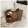 Borsa tote in pelle marrone con foulard in seta decorativo e fibbia dorata regolabile - Cuoio