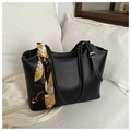 Dettaglio della borsa tote nera con cuciture a contrasto e foulard in seta a fiori gialli - Nero