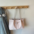 Hellrosa Eimerbeutel aus PU-Leder mit Webstruktur, Silberschnalle und Schultergurt - Rosa