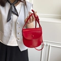 Borsa a sella rossa minimalista in pelle PU lucida con un'elegante chiusura a scatto - Rosso