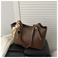 Dettaglio della borsa tote marrone scuro con cuciture a contrasto e foulard di seta sul manico - Marrone Scuro