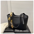 Dettaglio borsa shopper nera con cuciture bianche a contrasto e sciarpa di seta a fiori - Nero