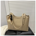 Dettaglio della borsa tote beige in finta pelle con foulard alla moda e fibbia dorata - Cachi