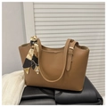 Dettaglio borsa tote marrone in ecopelle con foulard stampato decorativo e fibbie in metallo - Cuoio