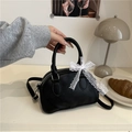 Borsa Boston nera con motivi a rilievo e fiocco in pizzo bianco per donne alla moda - Nero
