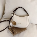 Bolso de mano de media luna blanco roto con asa tejida marrón y colgante de béisbol - Con Colgante / Beige