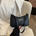 Bolso de hombro negro elegante con hebilla de lazo dorado y acabado en cuero mate - Negro