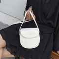 Borsa a sella bianco crema da donna con fibbia rotonda in resina e chiusura a patta - Bianco