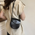 Borsa a sella minimalista in ecopelle nera con patta e tracolla regolabile da donna - Nero