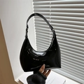 Sac hobo en cuir verni noir brillant pour femmes avec une forme de croissant épurée - Noir