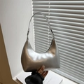Sac hobo chic argenté effet miroir pour femme avec design métallique minimaliste - Argenté