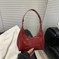 Borsa hobo in pelle verniciata rossa lucida con cerniera argentata e design vintage ampio - Borgogna