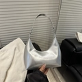 Borsa a spalla hobo argento metallizzato in vernice lucida con design a mezzaluna - Argento