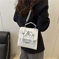 Borsa a tracolla in pizzo floreale bianco con fiocco a farfalla e ciondolo a cuore - Bianco