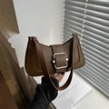 Bolso baguette marrón retro chic con hebilla metálica de diseño minimalista - Marrón