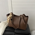 Donkerbruine tote bag met contraststiksels en decoratieve zijden sjaal voor dames - Donkerbruin