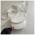 Primer plano de un bolso de silla blanco minimalista con hebilla dorada en tela - Blanco