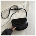 Detalle de un bolso de silla en cuero negro brillante con hebilla metálica dorada - Negro