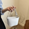 Weiße minimalistische Beuteltasche mit FANYISSA-Logo und silbernem Reißverschluss - Weiß