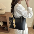 Minimalistische schwarze Shopper-Tasche mit Kontrastnaht und gemustertem Seidenschal-Dekor - Schwarz