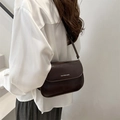 Borsa a tracolla minimalista marrone scuro con patta per il pendolarismo estivo - Marrone