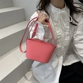 Modische knallpinke Mini-Beuteltasche mit verstellbarem Lederriemen und Silberbeschlägen - Rosa